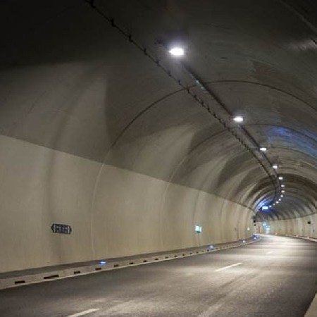 NPT聚脲喷涂材料在隧道防水应用